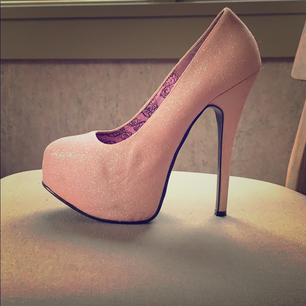Pink irredentist glitter pumps